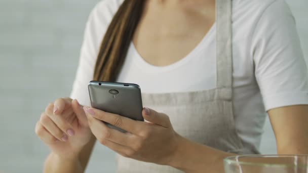 Azafata cansada aplicación de desplazamiento en el teléfono inteligente, pidiendo comida a casa en línea — Vídeos de Stock