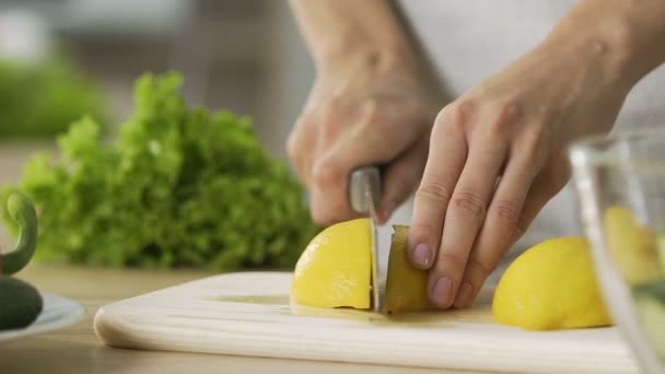 Wanita memotong lemon dan memeras jus untuk mangkuk kaca, salad sayuran dressing — Stok Video