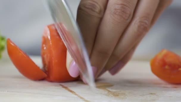 Las manos femeninas rebanando tomates con cuchillo grande, macro primer plano, nutrición saludable — Vídeos de Stock