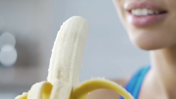 Jovencita comiendo plátano y sonriendo, aperitivo rápido y saludable en el descanso, calorías — Vídeos de Stock