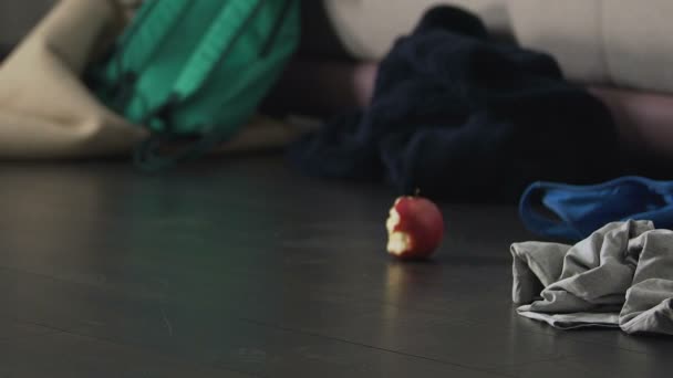 Shocked ama de casa con aerosoles de limpieza y fregona que viene en el comedor después de la fiesta — Vídeo de stock