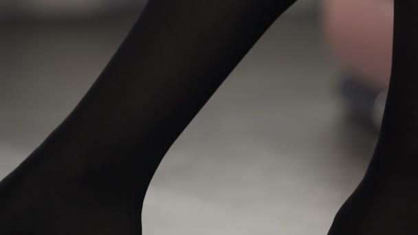 Glamour donna in collant neri lasciando spazio, gambe in calze, vestito per data — Video Stock