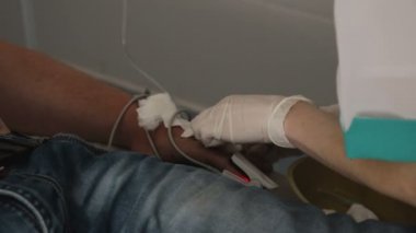 İnfüzyon damla koyarak yaralı adam el, sağlık, profesyonellik hemşire