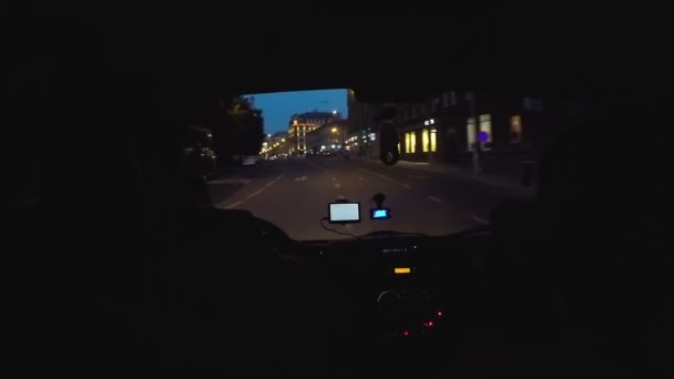 Jazdy w nocy miasto ulica, niebezpieczne zawodzie, ratowanie życia samochodu pogotowia — Wideo stockowe