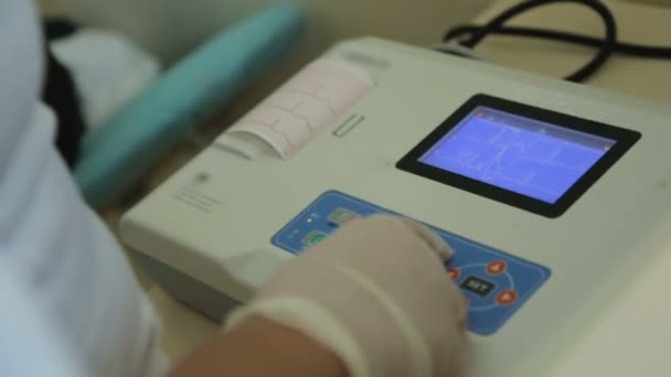 Γυναίκα γιατρό εκτύπωση χαρτιού αποτέλεσμα καρδιογράφημα, καρδιακή προσβολή, ιατρική περίθαλψη — Αρχείο Βίντεο