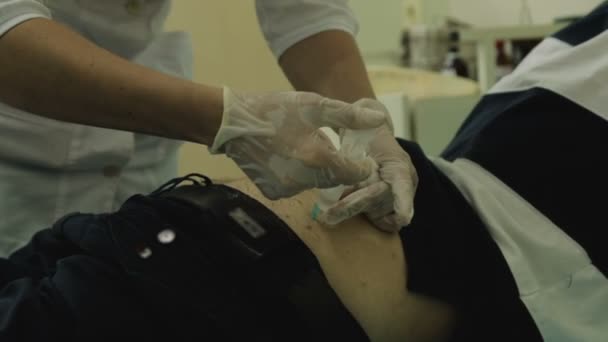 Νοσοκόμα σε γάντια κάνει ένεση γλουτό, πρώτες βοήθειες, αντιβιοτική θεραπεία — Αρχείο Βίντεο