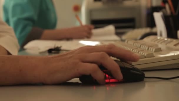 Läkaren håller datorn mun, fyllning medicinska journaler databas, ultraljud — Stockvideo