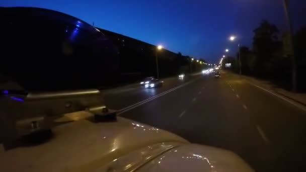 Lichten van bewegende ambulance auto knippert in twilight stad, hoge snelheid noodzaak — Stockvideo