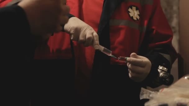 Médecin homme préparant l'injection d'analgésique, demande de premiers soins, appel à domicile — Video