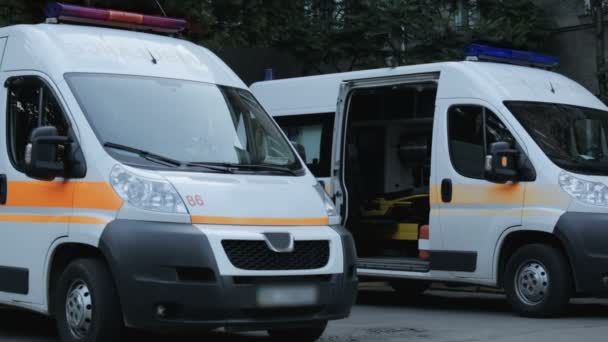 Zwei Rettungswagen in der Nähe des Krankenhauses, Behandlungsort für den Transport, medizinische Versorgung — Stockvideo