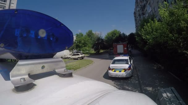 Polisi, mobil ambulans dan peringatan truk pemadam kebakaran dekat gedung kota, selang waktu — Stok Video