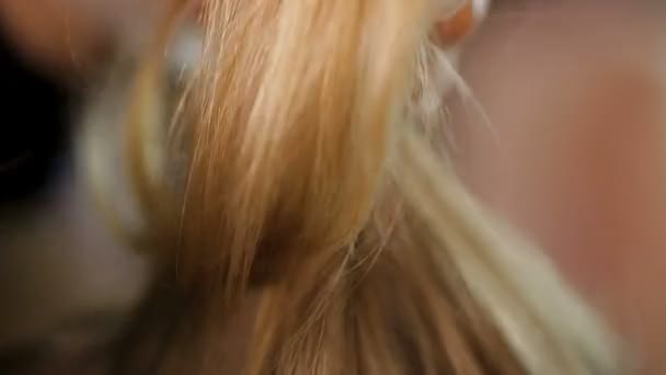 Fodrász haj felosztása külön szálak kényelmes haldoklik, és vágás — Stock videók
