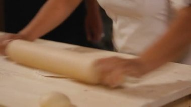 Kadın haddeleme hamur PIN ve bu koyarak pişirmeye, lavaş pişirme deneyimli