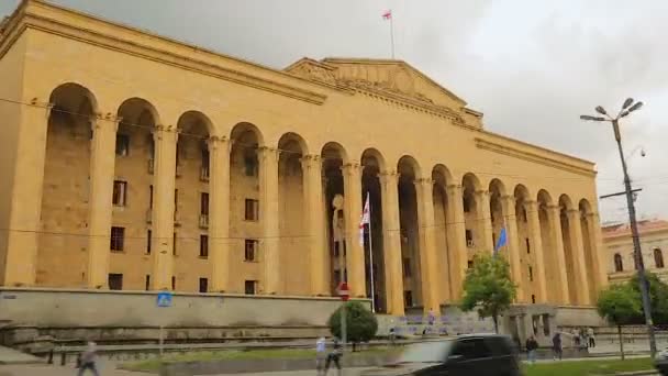 Tbilisi sokakları, eski bina Parlamento tarafından Gürcistan geçen araba araba — Stok video