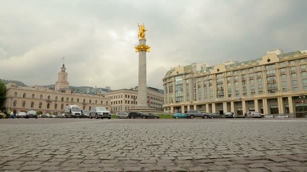 TBILISI, GEORGIA - CIRCA MAYO 2017: Turismo en la ciudad. Tráfico de la ciudad cerca del costoso hotel Courtyard en Freedom Square en Tbilisi Georgia — Vídeos de Stock