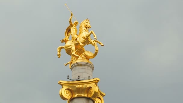 Saint George standbeeld in Tbilisi, symbool van Georgië vrijheid en onafhankelijkheid — Stockvideo