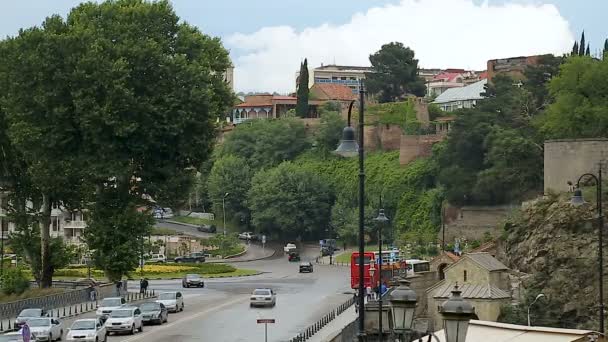 Verkeer op wegen en mensen lopen in de stad Tbilisi, reizen naar Georgia, toerisme — Stockvideo