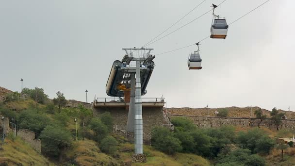 Sistema moderno de teleférico que transporta passageiros do centro da cidade para o parque, Tbilisi — Vídeo de Stock