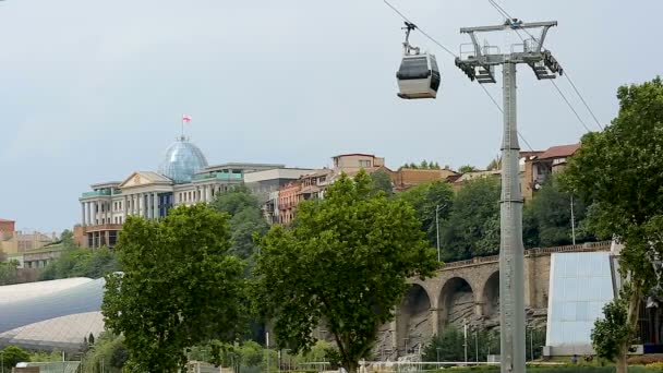 Kabel vägen stugor transportera turister av presidentens Administration, Tbilisi — Stockvideo