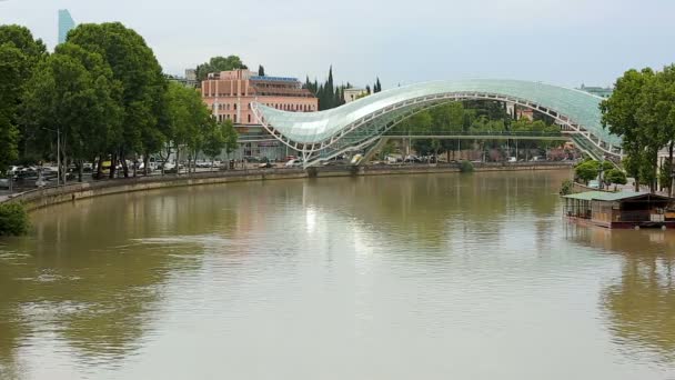 Nézd íj-alakú gyalogos híd a béke Kura folyón, Tbilisi, Grúzia — Stock videók