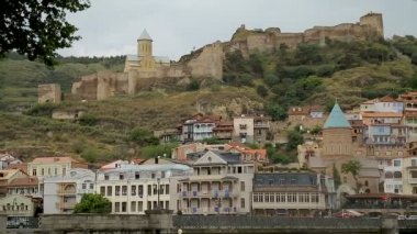 Eski Narikala kale ve St. Nicholas Kilisesi Tiflis manzarayı