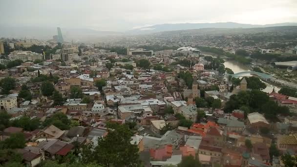 Vista aérea de ruas estreitas e casas bem localizadas na cidade de Tbilisi — Vídeo de Stock