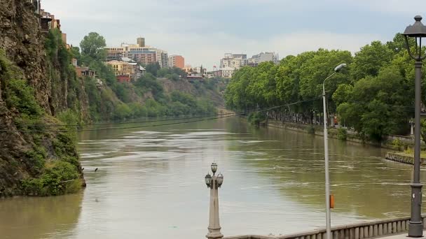 Vista del agua contaminada del río Kura desde el puente Metekhi en Tiflis, secuencia — Vídeo de stock