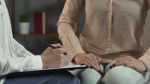 여자 문제에 대해 걱정, 심리학자에 게 숙련 된 의사의 조언 — 비디오