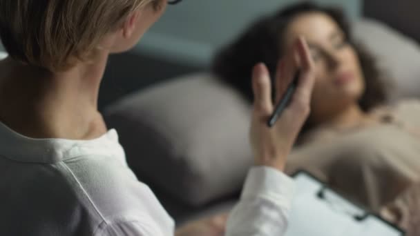 Опытный психолог слушает пациента, пытающегося понять ее состояние — стоковое видео