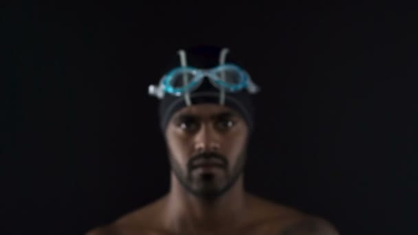 Сильный мотивированный пловец надевает очки, готовится к соревнованиям — стоковое видео