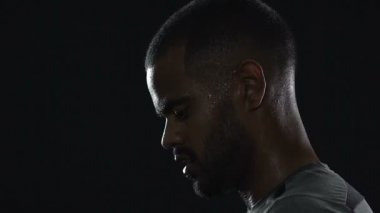 Terli Latin asıllı sporcu oyunu, güçlü şampiyon karakterinden sonra ciddi görünüyor