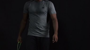 Atlama ile sağlıklı kas adam başlangıç ısınma, yan swing ve temel atlar