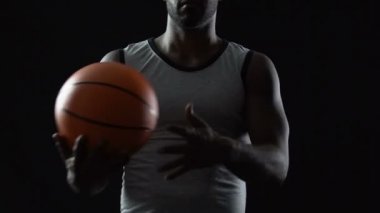 Profesyonel basketbol oyuncusu sepeti üzerinden çekim için hazır Başlarken