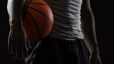 Eller, top ile motive güçlü adam ayakta tecrübeli basketbolcu