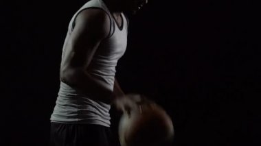 Top ile oynarken siyah basketbol adam yarışmadan önce eğitimi