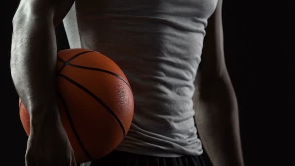 Knappe basketbal concurrent met oranje bal gemotiveerd om te winnen, sport macht — Stockvideo