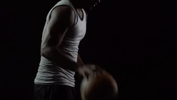 Hombre de baloncesto negro jugando con pelota, entrenando activamente antes de la competencia — Vídeos de Stock