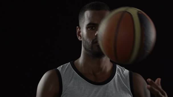 Forte ambicioso esporte masculino antes do jogo de basquete, espírito de luta, foco de vitória — Vídeo de Stock