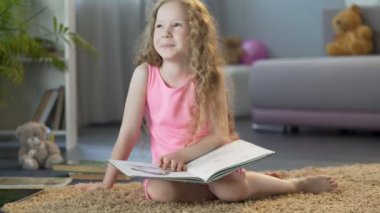 Çocuk edebiyatı zevk evde, kitap okuma mutlu zeki genç kız