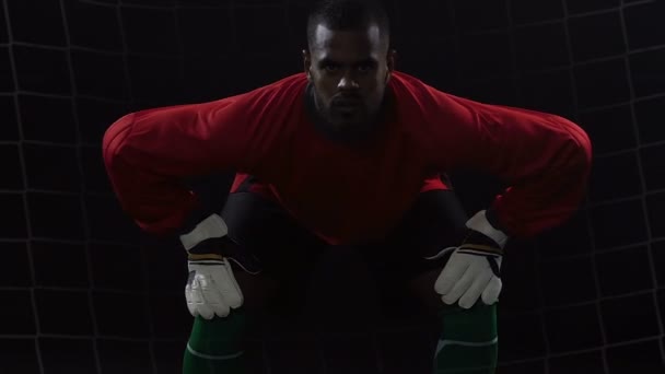 Defensie voetballer bij netto gate te wachten voor het vangen van de bal, bereid — Stockvideo