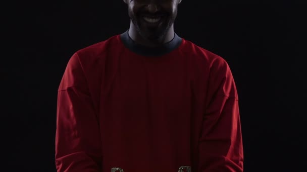 Giocatore di calcio maschile professionale in possesso di coppa di vittoria d'oro nelle mani, realizzazione — Video Stock