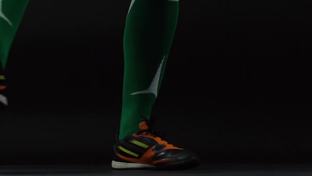 Soccer man legs with ball on dark background, kicker, preparação para o jogo — Vídeo de Stock