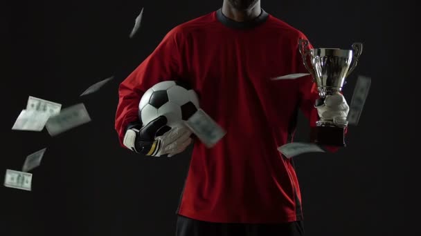 Populära fotbollsspelare under pengar regn, fotbollsklubb att köpa ny professionell spelare — Stockvideo