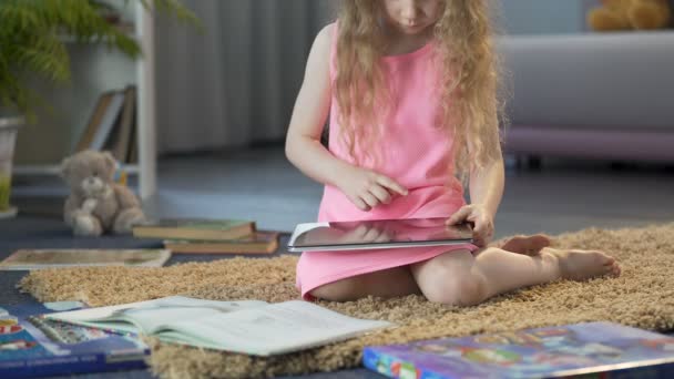 Ευτυχισμένο παιδί παίζοντας διαδραστικό εκπαιδευτικό παιχνίδι στο tablet, χρησιμοποιώντας την εφαρμογή για κινητά — Αρχείο Βίντεο