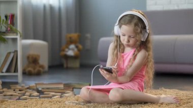 Akıllı teknoloji bağımlısı, müzik dinlerken kulaklık evlat