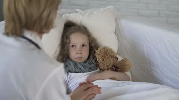 Ladyen tröstande rädd litet barn före undersökning, medicinska tjänster — Stockvideo