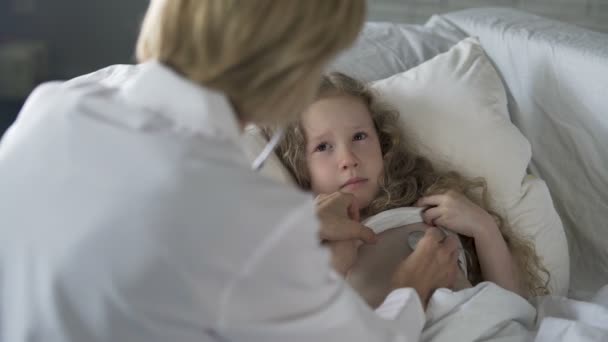 Orvos megvizsgálja a beteg kislány, gyermek szenved láz sztetoszkóp segítségével — Stock videók