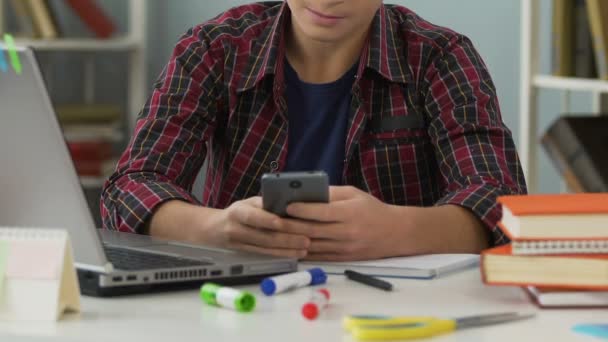 Niño jugando juego en el teléfono inteligente, mamá puso la mano en su hombro pidiendo hacer tareas — Vídeos de Stock