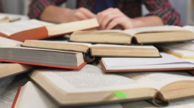 Meraklı çocuk ev ödevi kullanarak proje hazırlama bilgileri, ana sayfa eğitim kitapları