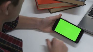 Telefonu uygulaması kullanarak, ev ödevi eğitim yerine Internet tarama öğrenci